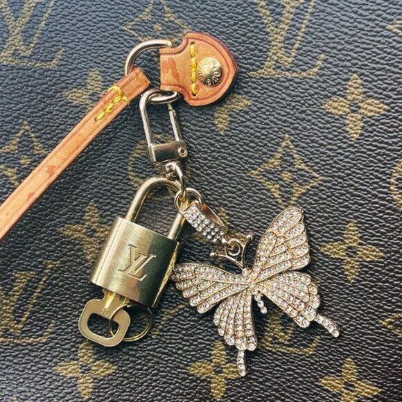 Authentic Louis Vuitton Lock & Key with Bag Charm Keychain Key Charm Chain - Picture 2 of 4